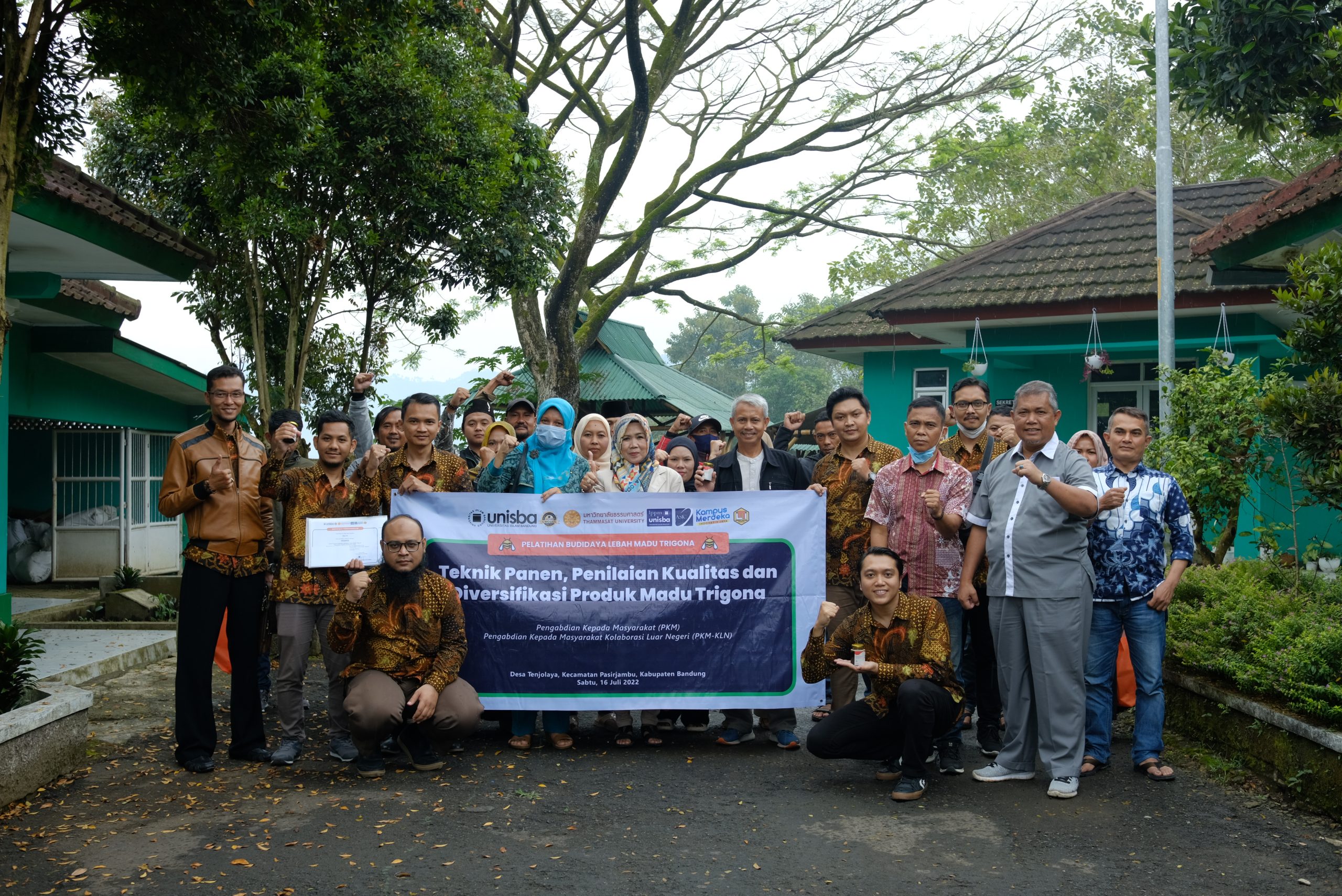 Tim Dosen Universitas Islam Bandung Bekerjasama dengan Thammasat University Adakan Pelatihan Budidaya Lebah Madu Trigona