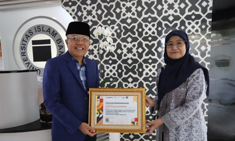 Unisba Ukir Prestasi Baru: Terima Penghargaan dari LLDIKTI Wilayah IV sebagai Perguruan Tinggi dengan Usulan Riset dan PkM Terbanyak Tahun 2025