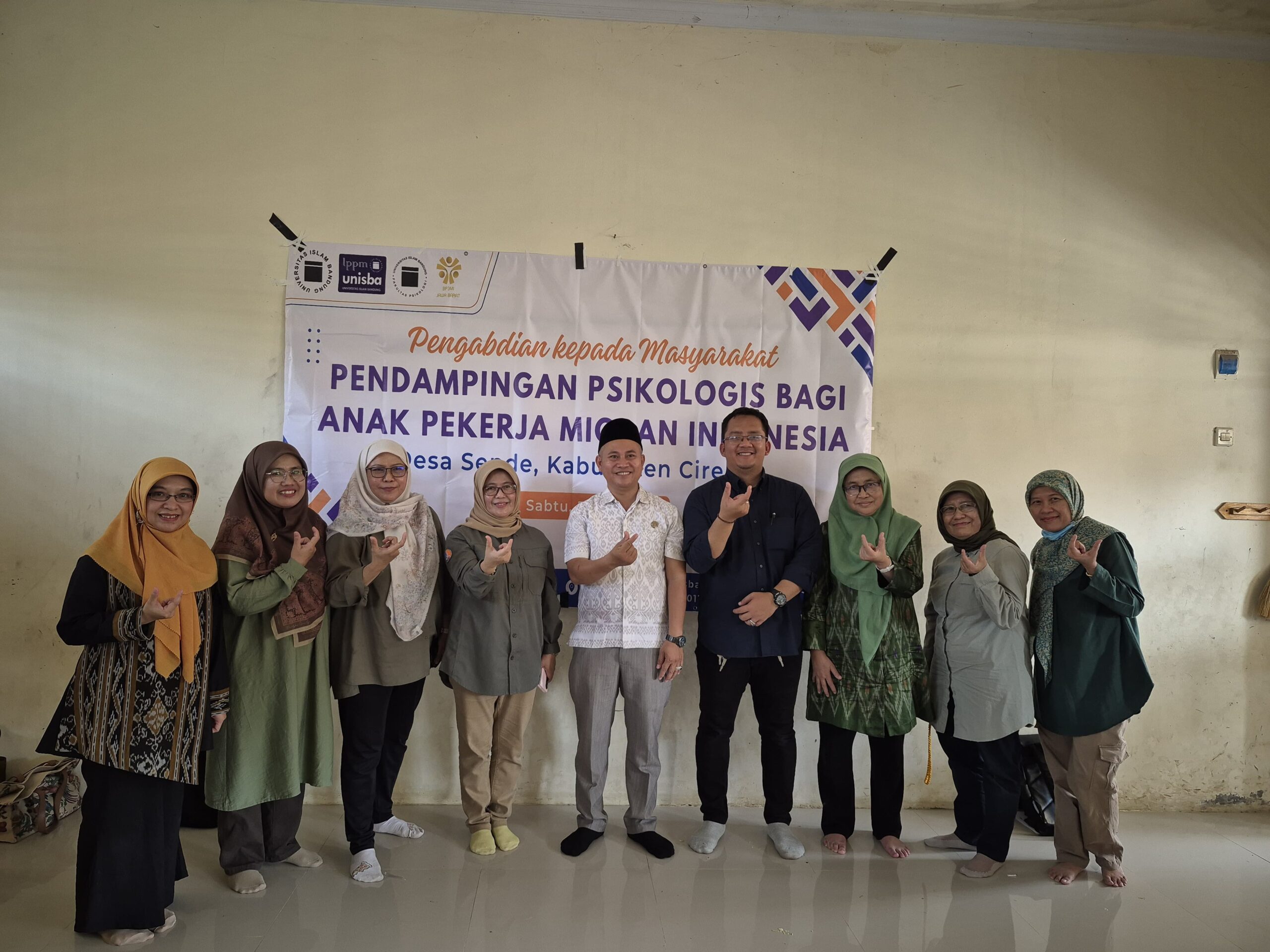 Kolaborasi Pengabdian Kepada Masyarakat dalam Pendampingan Psikologis bagi Anak Pekerja Migran Indonesia LPPM dan Fakultas Psikologi UNISBA di Desa Sende Kabupaten Cirebon